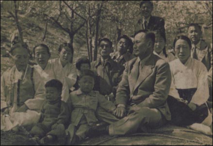 실향민의 나들이의 한때. 맨 왼쪽, 털 조끼를 입은 외할머니(고 서기석) 